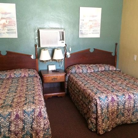 Travelers Inn Okeechobee Bagian luar foto