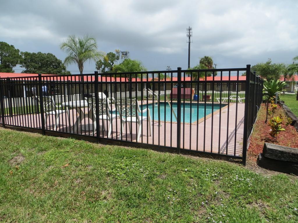 Travelers Inn Okeechobee Bagian luar foto
