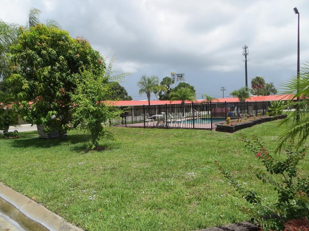 Travelers Inn Okeechobee Bagian luar foto
