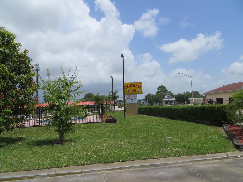 Travelers Inn Okeechobee Bagian luar foto