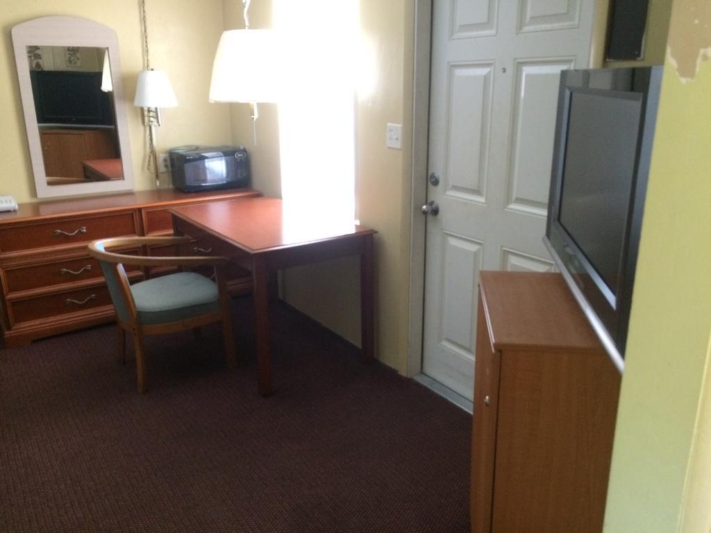 Travelers Inn Okeechobee Bagian luar foto